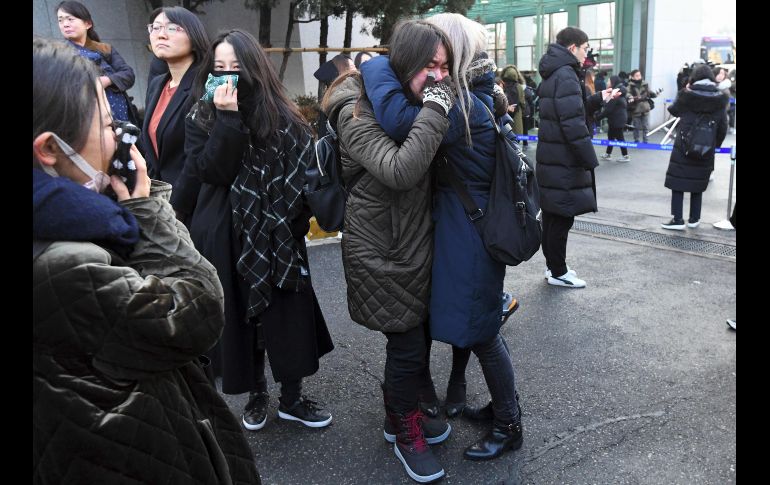 Fans reaccionan al paso de la carroza. AFP/Jung Yeon-Je