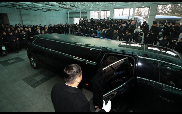 La procesión fúnebre sale del Asan Medical Center. EFE/YONHAP