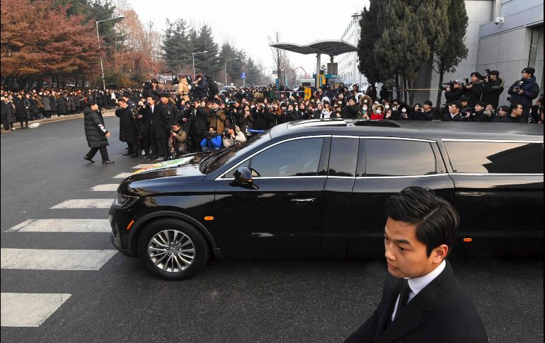 La carroza avanza junto a aficionados. AFP/Jung Yeon-Je