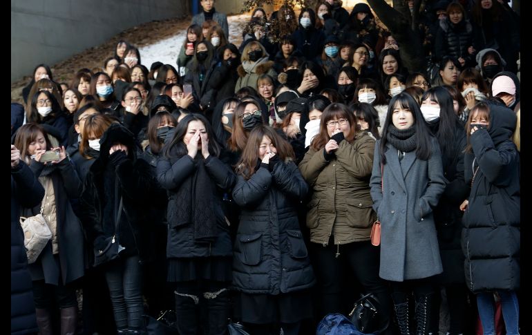 Fans del cantante se congregaron afuera del hospital. Y. Ahn