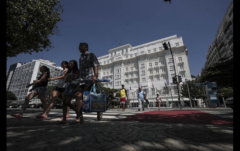 Turistas caminan frente a un hotel en Río de Janeiro. Brasil espera recibir 3.5 millones de turistas extranjeros en la temporada estival, lo que supone un 11 % más que en 2016, según el Instituto Brasileiro de Turismo.