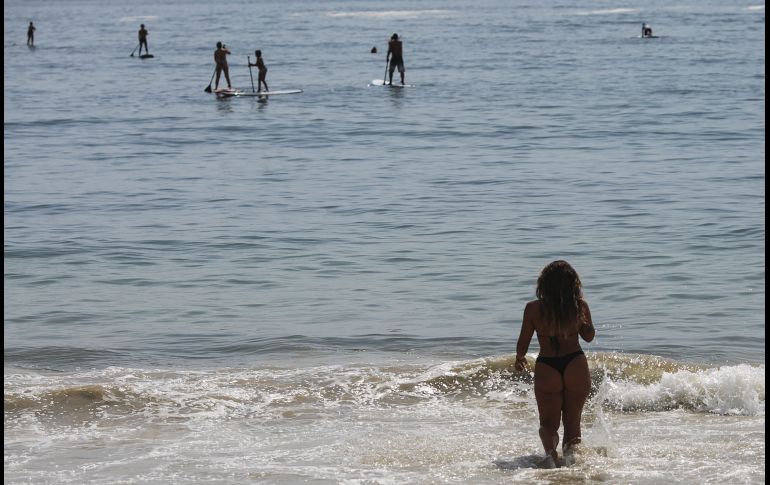 Una mujer entra al mar en la playa de Copacabana, en la ciudad brasileña de Río de Janeiro.