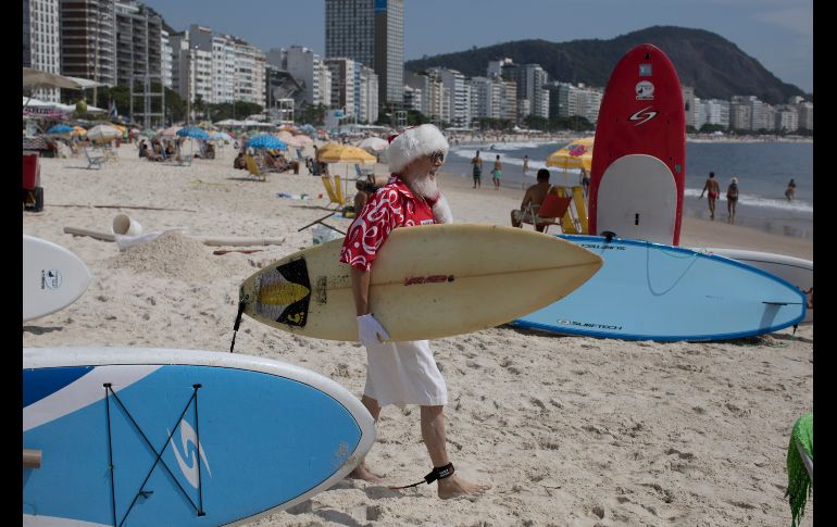 La celebración de la Navidad en Brasil está más asociada a la playa. El actor Paulo Mourao recorre Copacabana como Santa Claus.