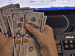 El billete verde se compra en un mínimo de 18.35 pesos. AFP / ARCHIVO