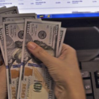 Dólar continúa en ascenso, cierra en 19.83 pesos