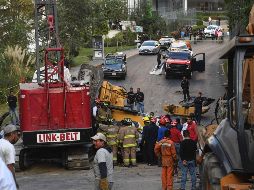 El miércoles, una “mano de chango”, volcó desde 10 metros de altura mientras vehículos circulaban por la zona. SUN / G. Perea