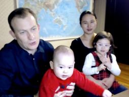 El experto y su esposa Kim Jung-A consideraron que la interrupción de sus hijos fue tierna y no los regañaron. ESPECIAL / wsj.com