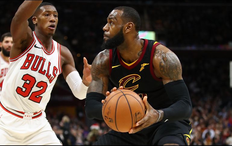 LeBron James encabezó la ofensiva de su equipo al colaborar con 34 puntos en el juego de ayer ante los Bulls de Chicago. AFP/G. Shamus