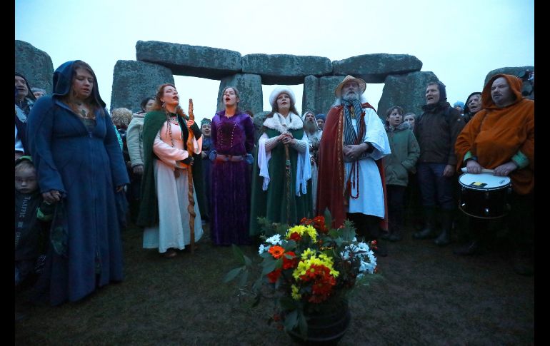 El monumento es visitado por más de un millón de personas al año, que acuden a las ceremonias que dan la bienvenida a los solsticios, según el ancestral calendario druida. EFE / N. Hall