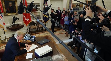 Trump también promulga un texto de financiamiento temporal del gobierno federal, hasta el 19 de enero. AFP / C. Somodevilla