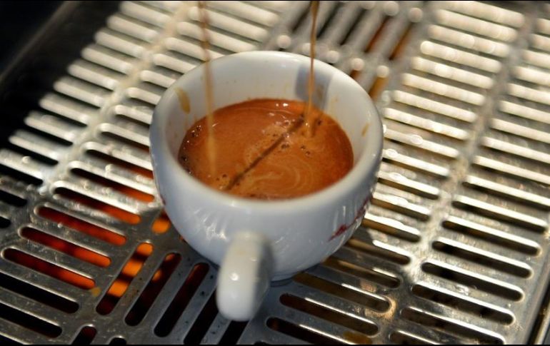 El café, chocolate, aguacate, cítricos y la cerveza pueden provocar la acumulación de histamina en el organismo y detonar migraña. AFP / ARCHIVO