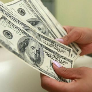 Dólar cierra hasta en 19.61 pesos en bancos