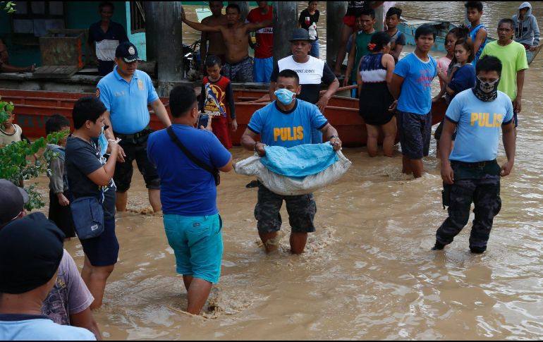 La tormenta Tembin ha azotado la isla de Mindanao, la segunda mayor del país, desde el viernes, provocando inundaciones y deslizamientos de tierra. EFE/ J. Maitem