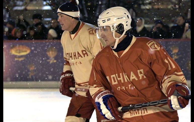 Russian President Vladimir Putin at the Night Hockey League match - KCH50. Moscow (Russian Federation), 22/12/2017.- Russian President Vladimir Putin (R) in action during the Night Hockey League match at the GUM department store skating rink at Red Square in Moscow, Russia, 22 December 2017, (Issued on 22 December 2017). (Mosc�, Rusia) EFE/EPA/ALEXEY NIKOLSKY / SPUTNIK / KREMLIN POOL Russian President Vladimir Putin at the Night Hockey League match