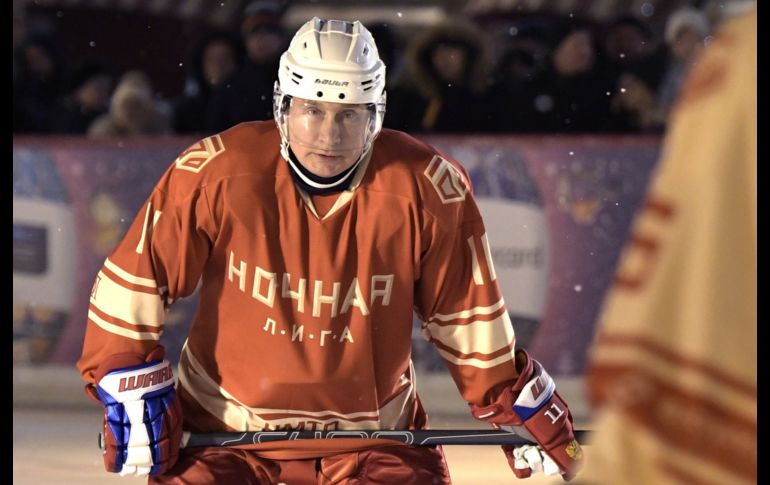 Russian President Vladimir Putin at the Night Hockey League match - KCH54. Moscow (Russian Federation), 22/12/2017.- Russian President Vladimir Putin in action during the Night Hockey League match at the GUM department store skating rink at Red Square in Moscow, Russia, 22 December 2017, (Issued on 22 December 2017). (Mosc�, Rusia) EFE/EPA/ALEXEY NIKOLSKY / SPUTNIK / KREMLIN POOL Russian President Vladimir Putin at the Night Hockey League match