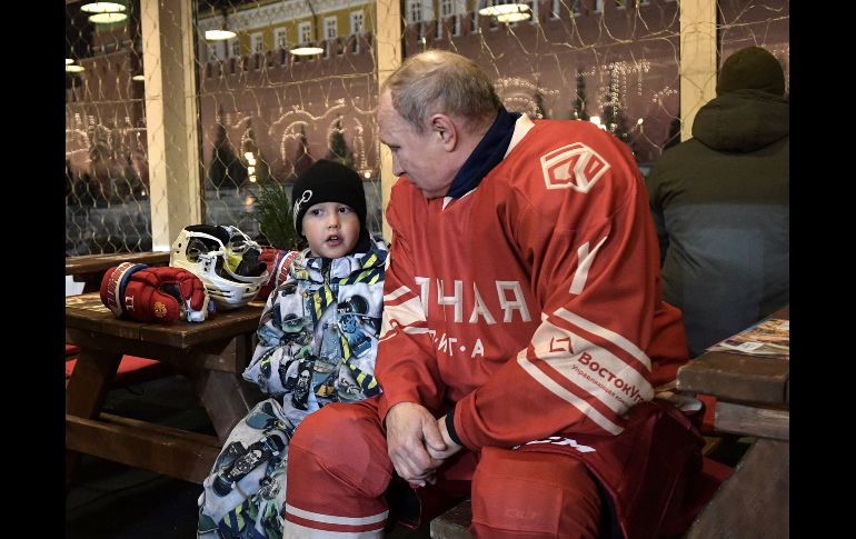 Russian President Vladimir Putin at the Night Hockey League match - KCH62. Moscow (Russian Federation), 22/12/2017.- Russian President Vladimir Putin (R) talks to a child during a break of the Night Hockey League match at the GUM department store skating rink at Red Square in Moscow, Russia, 22 December 2017, (Issued on 22 December 2017). (Mosc�, Rusia) EFE/EPA/ALEXEY NIKOLSKY / SPUTNIK / KREMLIN POOL Russian President Vladimir Putin at the Night Hockey League match
