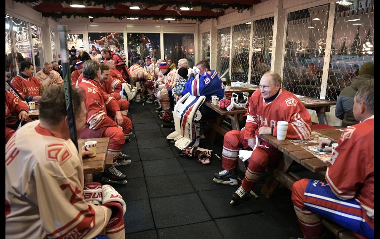 Russian President Vladimir Putin at the Night Hockey League match - KCH60. Moscow (Russian Federation), 22/12/2017.- Russian President Vladimir Putin (2-R) at a break during the Night Hockey League match at the GUM department store skating rink at Red Square in Moscow, Russia, 22 December 2017, (Issued on 22 December 2017). (Mosc�, Rusia) EFE/EPA/ALEXEY NIKOLSKY / SPUTNIK / KREMLIN POOL Russian President Vladimir Putin at the Night Hockey League match