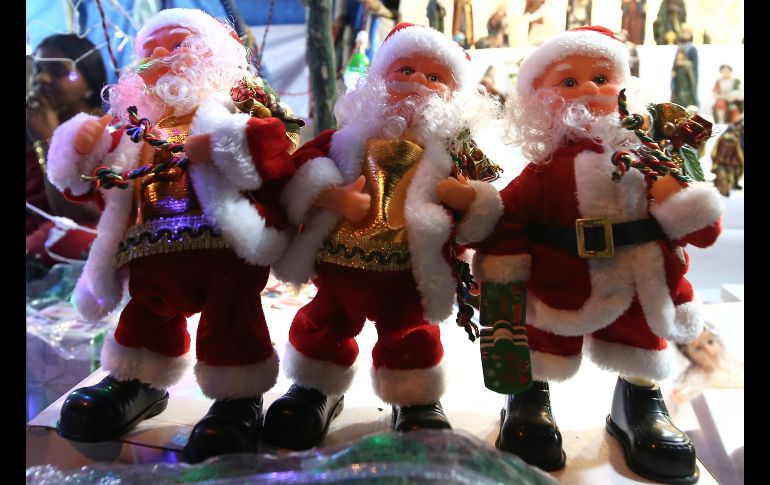 Imagenes representativas de la Navidad como lo son los famosos Santa Claus. EFE / J. Nv