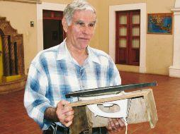 Don Francisco Gallegos mostrando su imprenta artesana. EL INFORMADOR/ P. Somellera