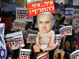 Los manifestantes en Jerusalén portaban carteles que decían “ni derecha ni izquierda, solo honestidad”. AFP / J. Guez