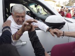 El precandidato de Morena, Andrés  Manuel López Obrador, con simpatizantes de Tizayuca. SUN/L. Cortés