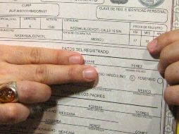 El Artículo 162 del Código Penal del Estado de Jalisco establece un castigo de dos a seis años de prisión para quien falsifique documentos oficiales. EFE/Archivo