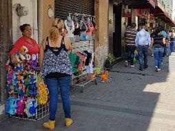 Ante el aumento de personas en el primer cuadro, los 'golondrinos' tuvieron la oportunidad de ofrecer sus mercancías. EL INFORMADOR/E. Barrera