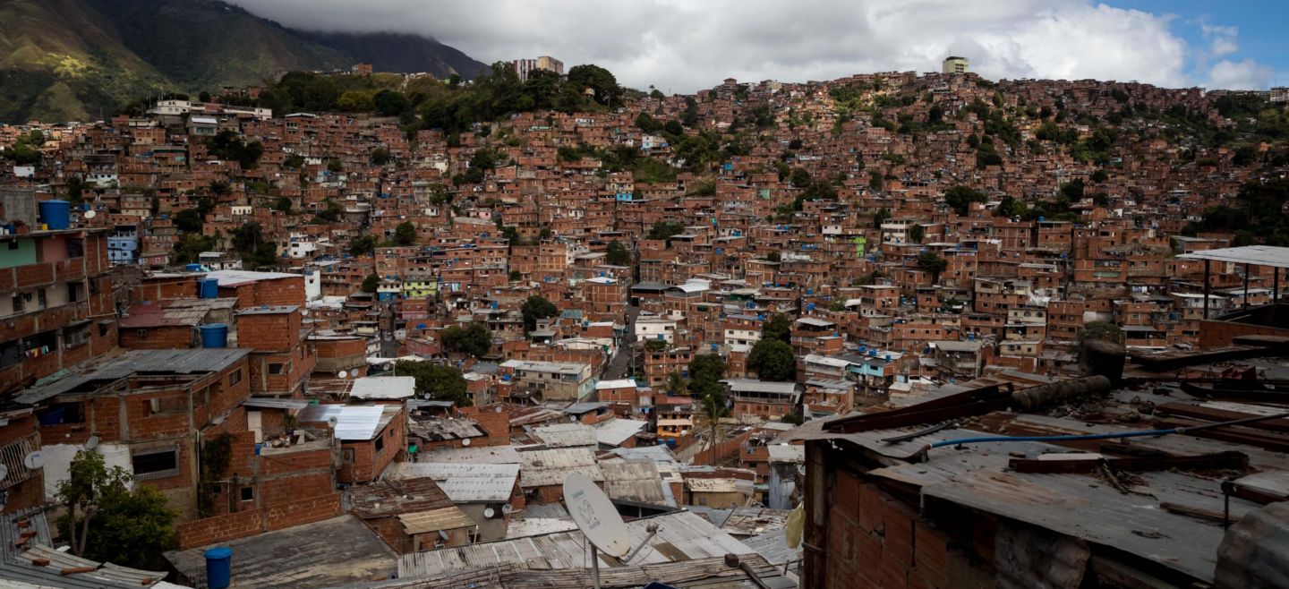 Vista general de un barrio de bajos recursos en Caracas, Venezuela. EFE / M. Gutiérrez
