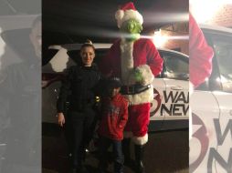 La polícia fue hasta la casa de TyLon para asegurarle que su Navidad estaba a salvo y que ellos lo protegerían del Grinch. FACEBOOK / TeDera Dwayne Graves II