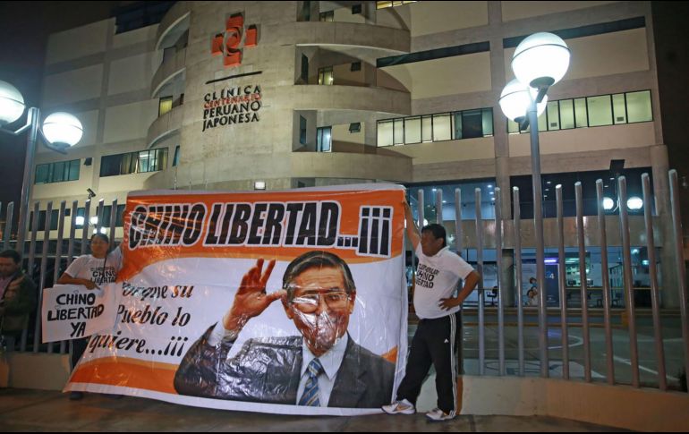 Simpatizantes de Fujimori muestran su apoyo en las afueras donde el expresidente se encuentra internado. Su delicado estado de salud es la razón oficial del indulto. EFE/Agencia Andina