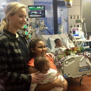 Jennifer Lawrence acude a hospital infantil