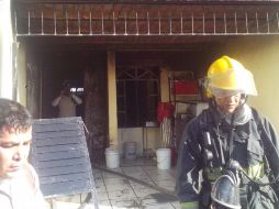 El incendio que fue provocado al parecer por una presunta fuga en cilindros de gas. ESPECIAL/ Bomberos de Guadalajara