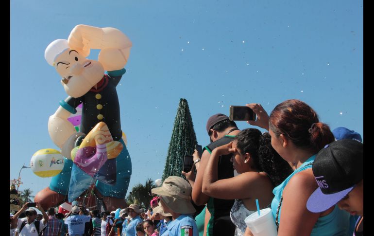 En Acapulco celebran con un desfile de globos gigantes lleno de personajes característicos. EFE / M. Meza