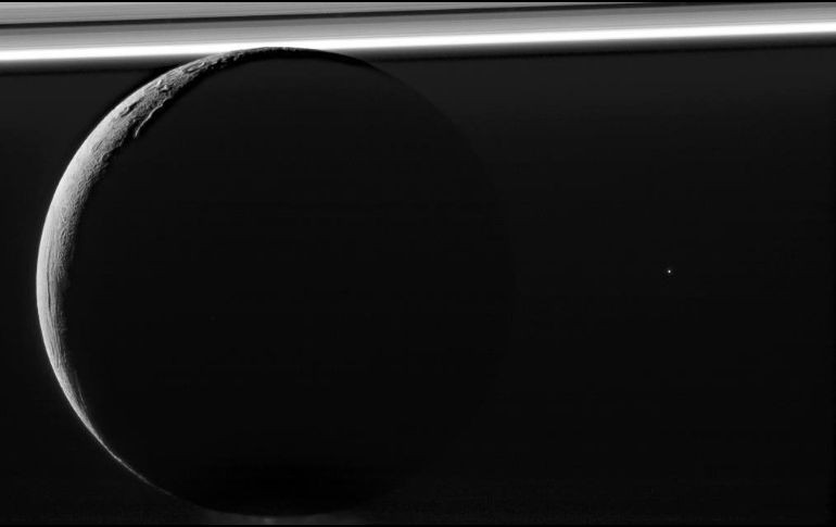La nave espacial Cassini tomó la imagen el 6 de noviembre de 2011 a una distancia de 145 mil kilómetros de Encelado. TWITTER / @CassiniSaturn