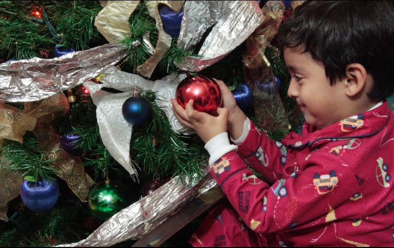 Ezequiel tuvo una Navidad especial tras cantar villancicos y recibir sus obsequios. EL INFORMADOR / ARCHIVO