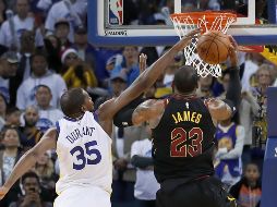 Duelo de estrellas. Kevin Durant también lució a la defensiva limitando al astro LeBron James a sólo 20 puntos. AP/T. Avelar