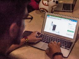 ASIDUO COMPRADOR EN INTERNET LUIS III ARIEL GARZA NARVAEZ - 151218..LOCAL..LOC..RTR022......LUIS III ARIEL GARZA NARVAEZ ES UN ASIDUO COMPRADOR POR INTERNET ..EN ENTREVISTA MENCIONA QUE TRATA DE EVITAR LOS CENTROS COMERCIALES POR LO QUE COMPRA POR INTERNET DESDE DESPENSA TODOS SUS REGALOS NAVIDE�OS COMIDA RAPIDA BANCA EN LINEA ..LOS PAISES DE LOS QUE HA RECIBIDO SUS PRODUCTOS SON ESADOS UNIDOS CHINA SUECIA Y MEXICO..EN ESTE NUEVO ESTILO DE VIDA INVOLUCRA A SU HIJO Y ESPOSA LOS CUALES REALIZAN SUS COMPRAS EN LINEA ..YA SEA DESDE SU COMPUTADORA O CELULAR CON APLICACIONES PIDE DESDE UBER COMPRA ROPA JUGUETES COLECCIONABLES  PRODUCTOS DE CIGARROS ELECTRONICOS ENTRE OTROS..IMAGENES EN SU DOMICILIO EN VALLE SAN ISIDRO 440 EN ZAPOPAN