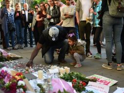 Un pequeño altar fue colocado en el centro de la ciudad para honrar la memoria de los fallecidos. AFP / O. Scarff