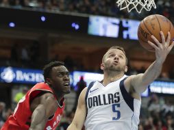José Juan Barea (#5) colaboró para la victoria de los Mavericks con 20 puntos ayer ante los Raptors. AP/L. Otero