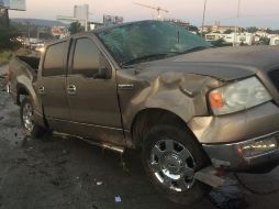 Personal de Servicios Médicos encontró a cuatro personas lesionadas, las cuales tripulaban una camioneta Ford F-150 gris, mismas que fueron trasladadas para su atención médica. ESPECIAL /