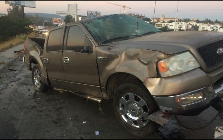Personal de Servicios Médicos encontró a cuatro personas lesionadas, las cuales tripulaban una camioneta Ford F-150 gris, mismas que fueron trasladadas para su atención médica. ESPECIAL /