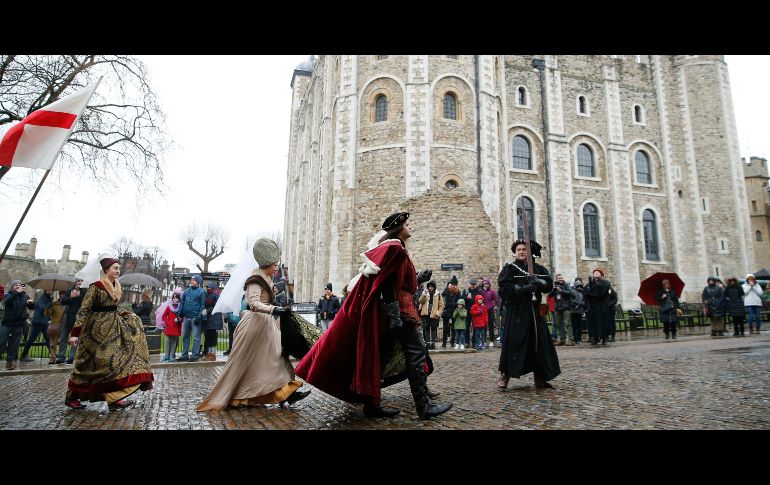Actores interpretan la caminata del rey Ricardo III de Inglaterra en 1484, como parte de las celebraciones navideñas medievales en la Torre de Londres, en la capital inglesa. AP/A. Grant