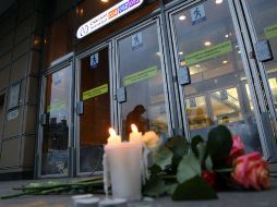 Velas y flores permanecen encendidas en recuerdo de las víctimas del atentado. ESPECIAL / XINHUA