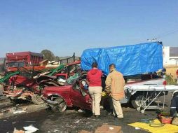 Los materiales de construcción que transportaba uno de los vehículos, quedaron regados por la vialidad. ESPECIAL/