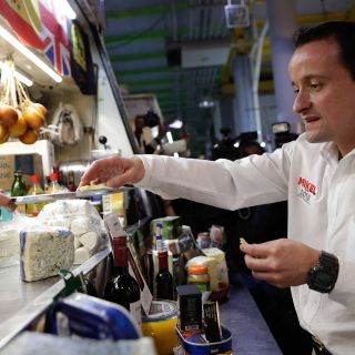 Mikel Arriola plantea salarios justos más que mínimos