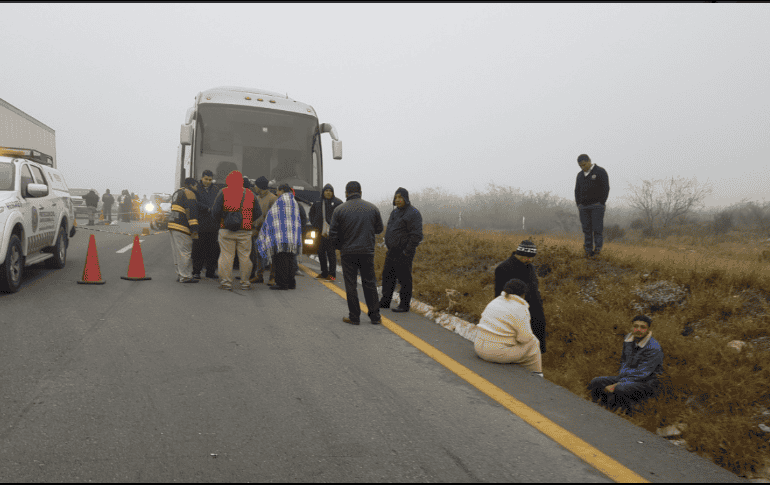 El accidente ocurrió en la carretera que comunica las capitales de Nuevo León y Coahuila. TWITTER/ @PC_NuevoLeon
