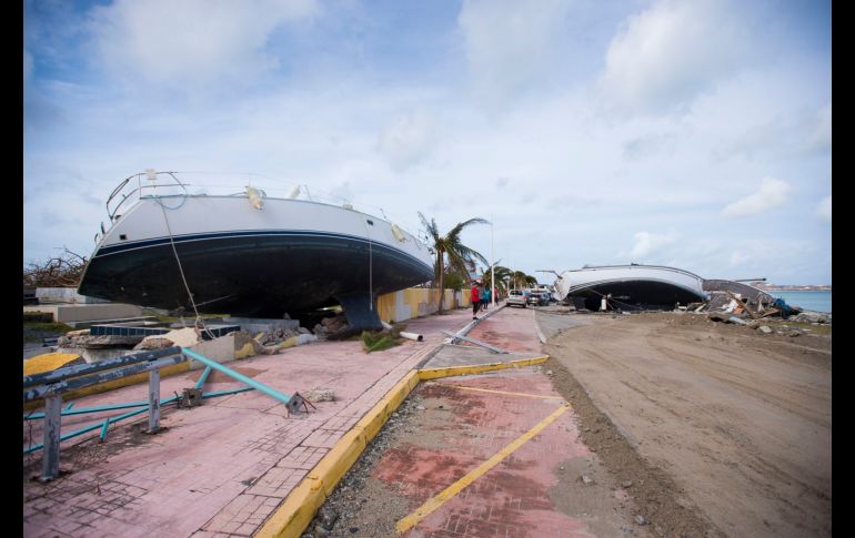 MARIGOT, SAN MARTÍN (07/SEP/2017).- Embarcaciones cerca de la costa. El primer ministro francés Edouard Philippe dijo que se confirmó la muerte de cuatro personas y heridas a otras 50 en la isla de San Martín, dividida entre Francia y Holanda. AFP/L. Chamoiseau