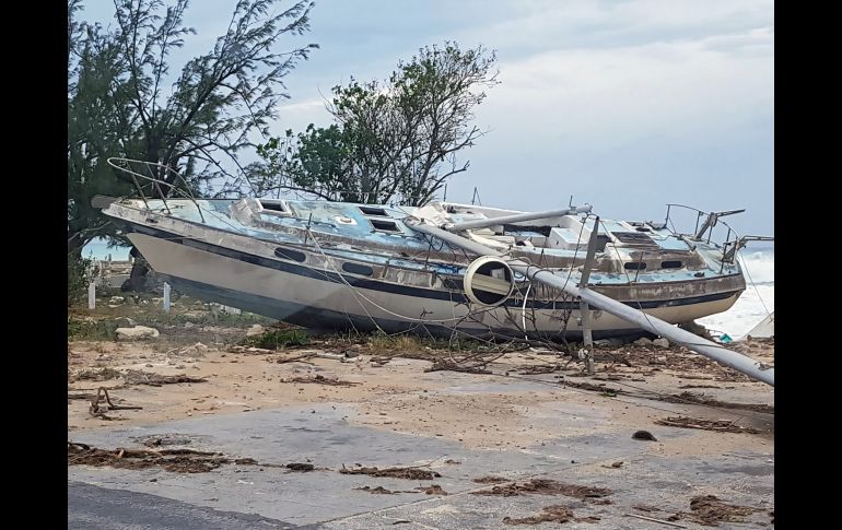 INAGUA, BAHAMAS (08/SEP/2017).- Un bote arrojado a la orilla. AFP/Royal Bahamas Police Force & Royal Bahamas Defense Force