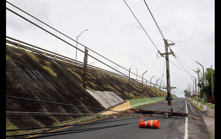 LUQUILLO, PUERTO RICO (07/SEP/2017).- Aproximadamente un millón de personas se quedaron sin electricidad tras el paso de ''Irma'' por el norte de la isla. AFP/R. Arduengo