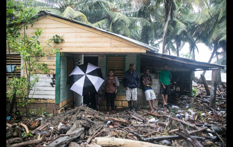 NAGUA, REPÚBLICA DOMINICANA (07/SEP/2017).- Escombros rodean una casa. Miles de lugareños y turistas fueron desalojados de las zonas costeras del país por el huracán. Las autoridades informaron de algunas inundaciones después del paso del huracán en el mar frente a la costa norte. AP/T. Fernández